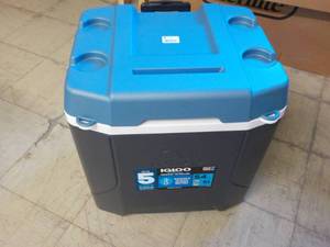 lot 18 image: Igloo 54 Quart Cooler- handle is da...