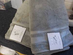 lot 52 image: 2 Grey Threshold Bath Towels 30 x 5...