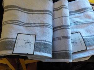 lot 53 image: 2 Grey and White Threshold Bath Tow...