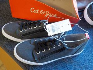 lot 77 image: Size 5 Jr Shoes Cat and Jack...