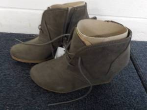 lot 79 image: Size 5 womens Shoes Universal Thre...