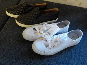 lot 81 image: 2 pair size 7 Womens Shoes Univers...