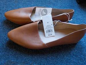 lot 83 image: Size 10 Womens Shoes Universal Thr...