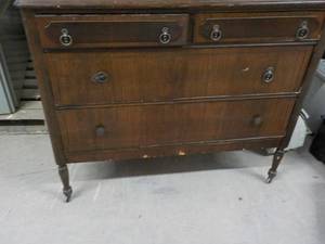 lot 185 image: Vintage 4 Drawer Dresser 42 x 19 x ...