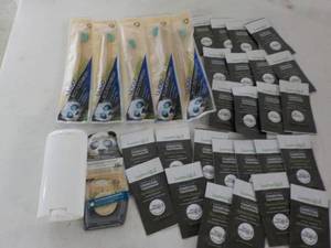 lot 299 image: Sample Lot 5 Woo Bamboo Toothbrushe...