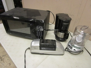 lot 261 image: GE MICROWAVE, CUISINART COFFEE MAKER, MINI-PREP PLUS FOOD CHOPPER, SAVOUREUX KNIFE SHARPENER