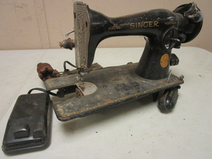 lot 263 image: VINTAGE SINGER SEWING MACHINE, 1940S MODEL