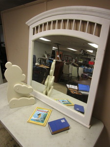 lot 268 image: VAUGHN FURNITURE CO. ARCHED DRESSER MIRROR, DECORATIVE BEAR, CHILDREN BOOKS