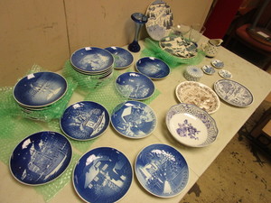 lot 272 image: BING & GRONDAHL COPENHAGEN PORCELAIN WINTERHOLIDAY PLATES, FINLAND X-MAS PLATES, MORE