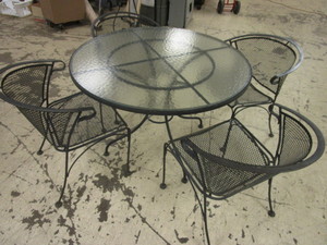 lot 287 image: PATIO TABLE AND CHAIRS
