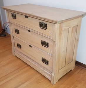 lot 211 image: Contemporary Three Drawer Dresser