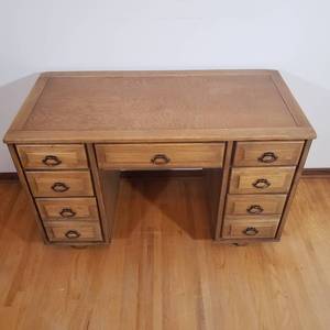 lot 118 image: Handsome Home Office Desk
