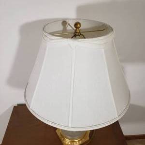 lot 242 image: Elegant Crystal Pineapple Vase Lamp