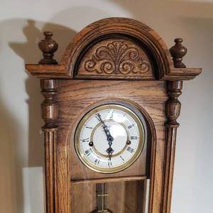 lot 110 image: Charming Traditional Howard Miller Chime Clock