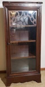 lot 124 image: Beautiful Detailed Display Cabinet