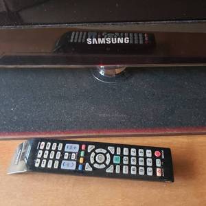 lot 125 image: Samsung UN46B600VF Flat Screen Television