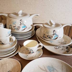 lot 310 image: Large Collection of Red Wing Bob White Dinner Ware