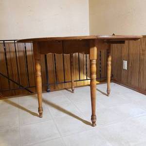 lot 181 image: Charming Maple Drop Leaf Dining table