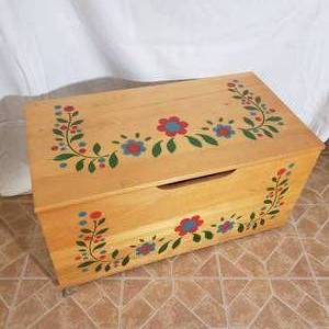 lot 180 image: Hand Painted Amish Wood Chest Trunk