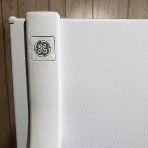 lot 175 image: White GE Refrigerator Freezer