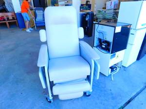 lot 10 image: Lumex 577G851 Clinical Care Recliner