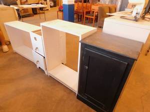 lot 32 image: Lot of Misc Wooden Shelving