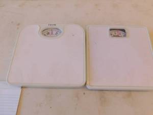 lot 35 image: 2 Analog Bathroom Scales