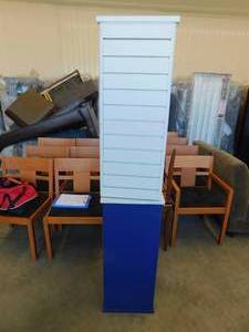 lot 46 image: 1 Blue Stand with White Twirling Top
