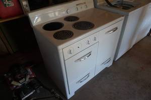 lot 23 image: Frigidaire Vintage 4 Burner Electric Farmhouse Stove