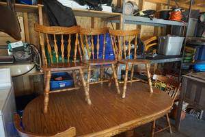 lot 25 image: Oak Dining Room Table With 5 Chairs