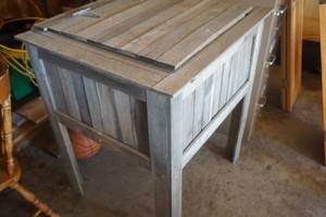 lot 39 image: Rustic Wood Beverage Cooler Stand With Hinged Top