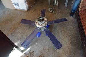 lot 49 image: 5 Blade 4 Light Blue Ceiling Fan