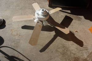 lot 50 image: 5 Blade 4 Light White Ceiling Fan