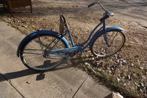 lot 58 image: Vintage Schwinn Tornado Bike
