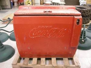 lot 1 image: Vintage CocaCola Cooler