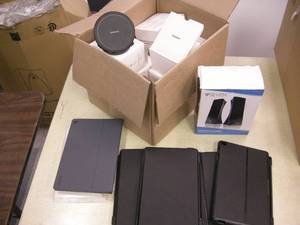 lot 98 image: Wireless Chargers - USB Speakers - Keyboards