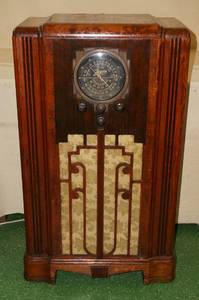 lot 1 image: Antique Zenith Floor Standing Tube Radio
