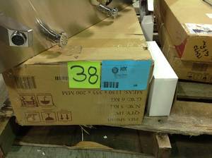 lot 38 image: Pallet with assorted Shower Panels nice pieces not used customer returns review pictures