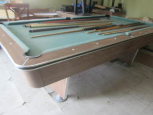 Pool table, 102x58, 12 cues, one ...