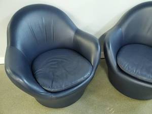 lot 5 image: Pair of Leather Contemporary Swivel Barrel Chairs by Felix