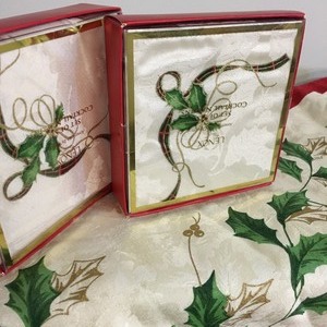 lot 200 image: Christmas Home Decor Lot