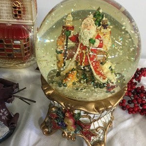 lot 210 image: Holiday Variety Lot