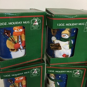 lot 201 image: 8 Snowman Mugs and a Wreath