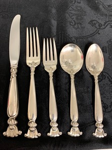 lot 68 image: 86 pc Wallace Sterling Silverware set- Romance of the Sea
