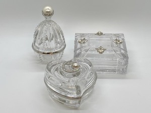 lot 88 image: Three Glass JewelryTrinket Boxes