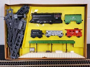 lot 60 image: HO Scale Battery Operated Dual Control Western Train Set