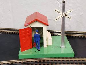 lot 63 image: Vintage Lionel Train Accessory Tin Automatic Gateman No.45N