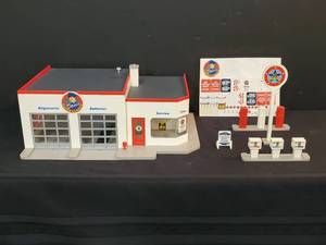 lot 67 image: Walthers Train Set Accessory Daves Super Service Gas Station