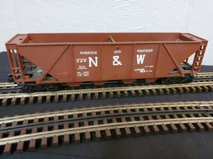 lot 76 image: Lionel O Norfolk & Western Hopper Car 6-9111
