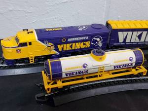 lot 142 image: Danbury Mint HO Scale NFL licensed Minnesota Vikings Train Set